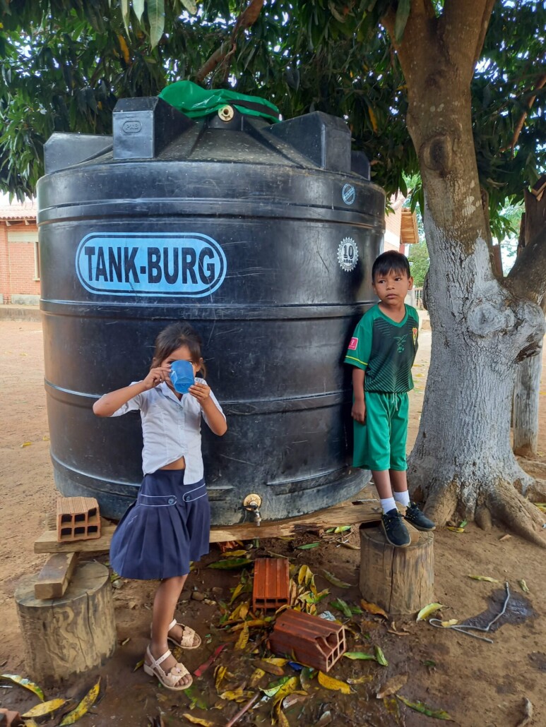 Skupnost Miraflores - pitnik na šolskem dvorišču
