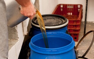 pretakanje odpadnega olja za kuhanje v čeber